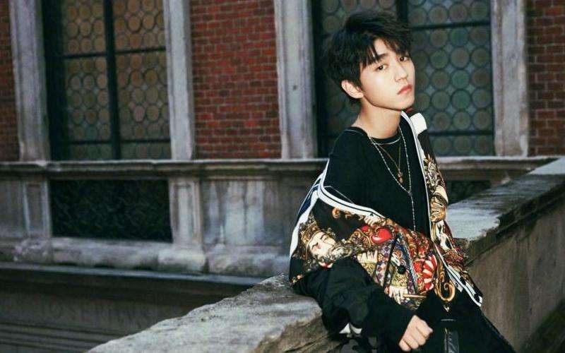 Ins上点赞王俊凯的女孩是谁？